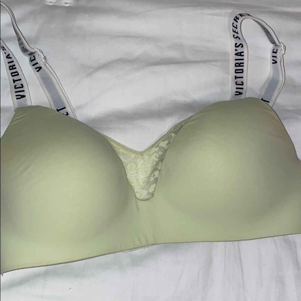 Victoria Secret T-Shirt Bra Size 32 B